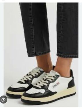 Autry medalist low leather sneakers